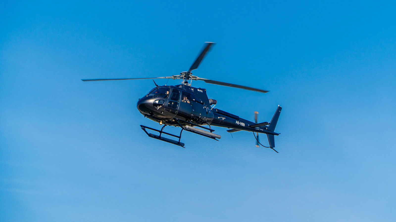 Helicopter tour in flight 2026 — aerial sightseeing experience independently reviewed for scenery, safety, and value across Grand Canyon, Hawaii, Alaska, and more